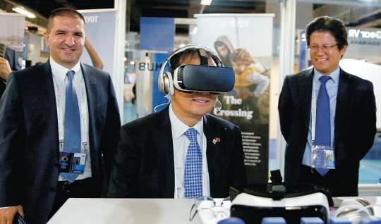 23일(현지시간) 터키 이스탄불에서 열린 제1회 '세계 인도주의 정상회담'에서 김대현 삼성전자 터키법인장(오른쪽)이 지켜보고 있는 가운데 조윤수 주터키 한국대사(가운데)가 삼성 기어 VR을 착용하고 영상을 감상하고 있다.  삼성전자 제공